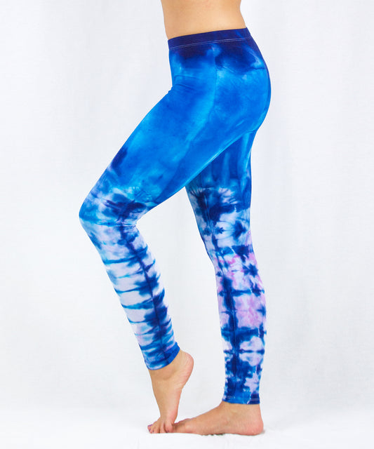 Blue tie dye leggings made of sustainable cotton.