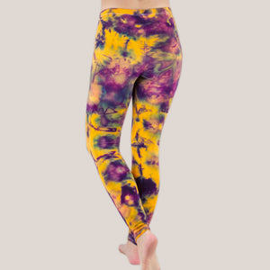 Woman wearing a pair of cotton tie dye leggings by Akasha Sun.