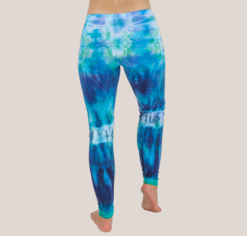 Woman wearing the Galapagos Islands tie dye leggings that feature the colors, navy blue, teal, and aqua by Akasha Sun.