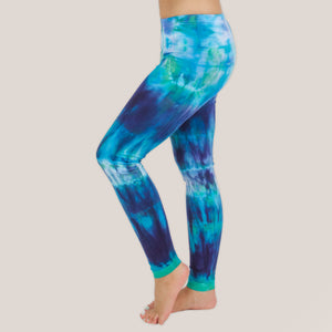 Woman wearing the Galapagos Islands tie dye leggings that feature the colors, navy blue, teal, and aqua by Akasha Sun.