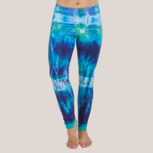 Woman wearing the Galapagos Islands tie dye leggings that feature the colors, navy blue, teal, and aqua by Akasha Sun.