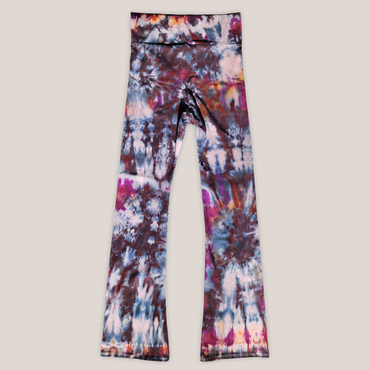 Tie-dye leggings on a light gray background