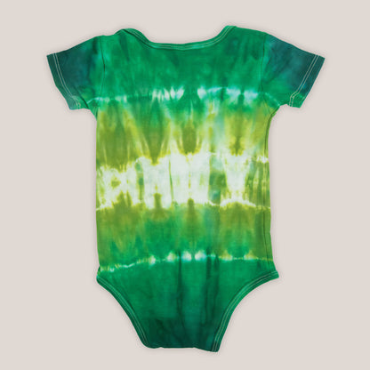 Green tie dye organic baby set that includes a onesie and baby hat.