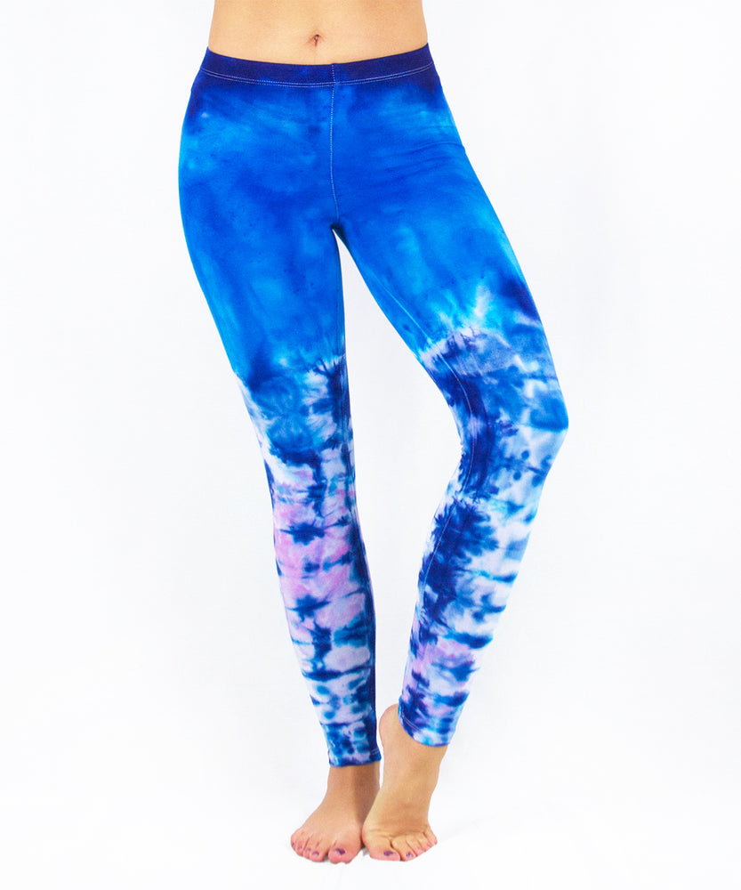 Blue tie dye leggings made of sustainable cotton.