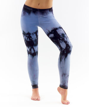 Blue and black tie dye leggings made of sustainable cotton by Akasha Sun.