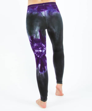 
                
                    Load image into Gallery viewer, Woman wearing a pair of Akasha Sun purple chakra tie dye leggings made of sustainable cotton.
                
            