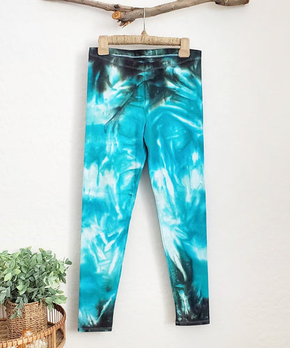 Teal tie dye yoga leggings.