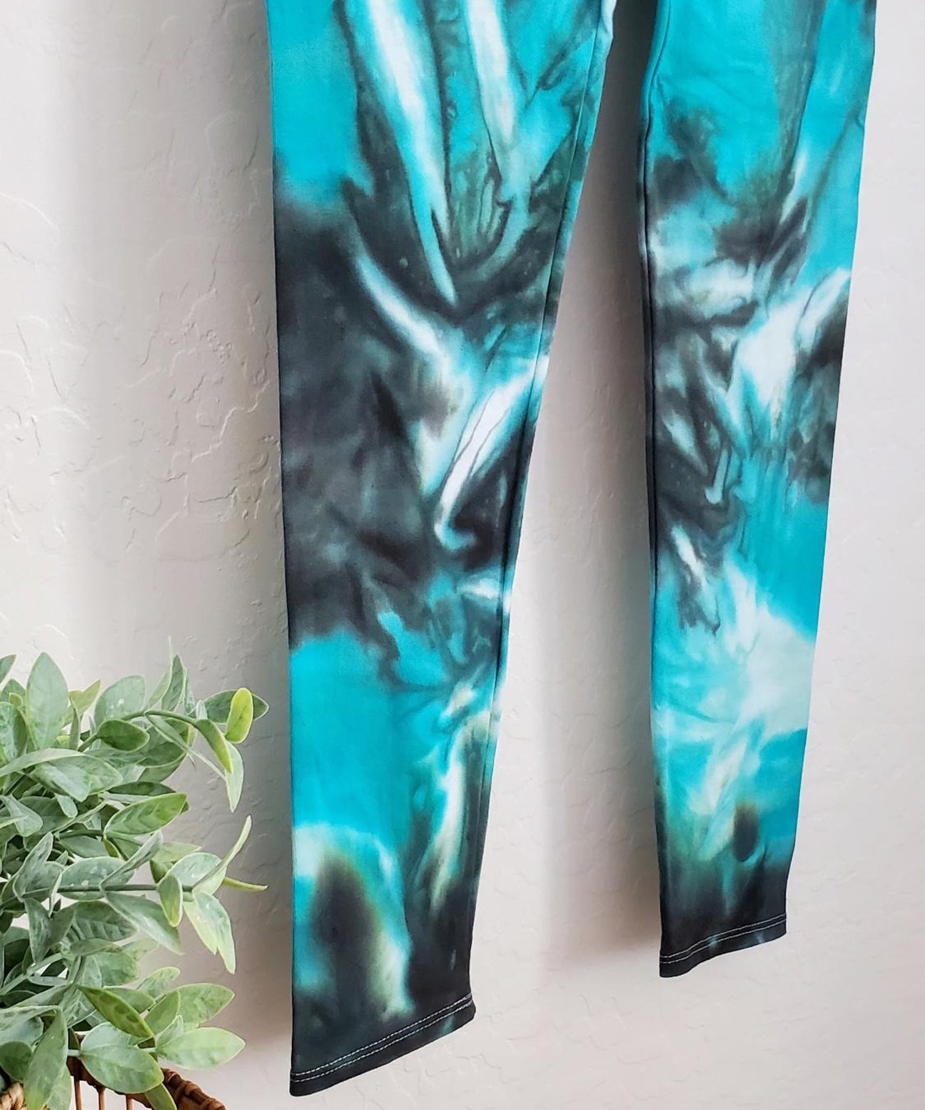 Teal tie dye yoga leggings.