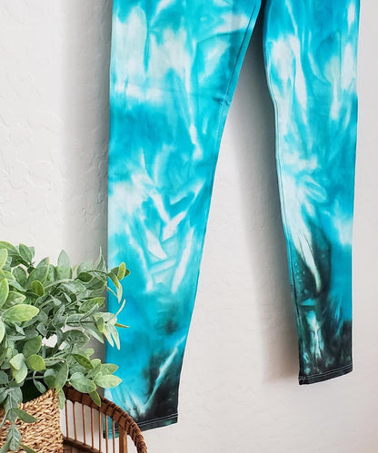 Teal tie dye yoga leggings.