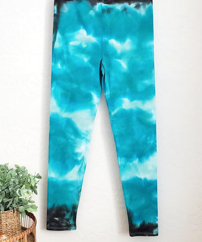 Teal tie dye yoga leggings.