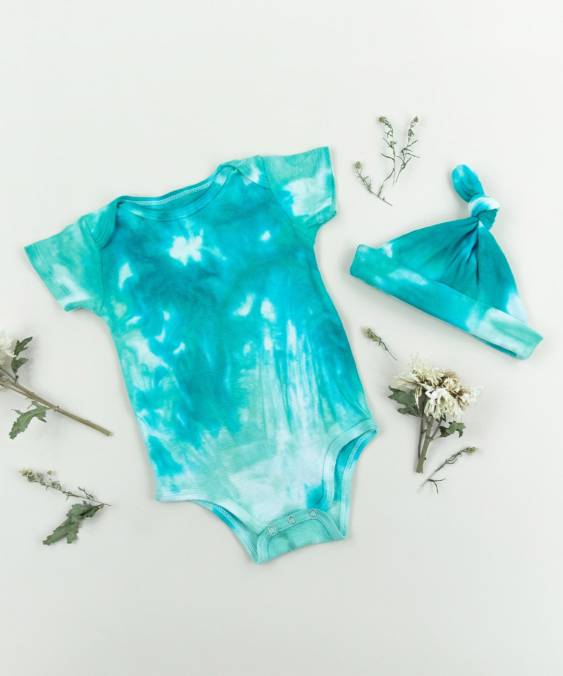 Ocean blue tie dye organic cotton baby bodysuit and hat set by Akasha Sun.