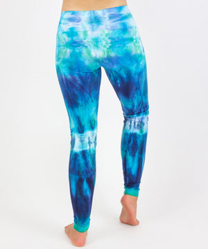 Woman wearing the Galapagos Islands tie dye leggings that feature the colors, navy blue, teal, and aqua.
