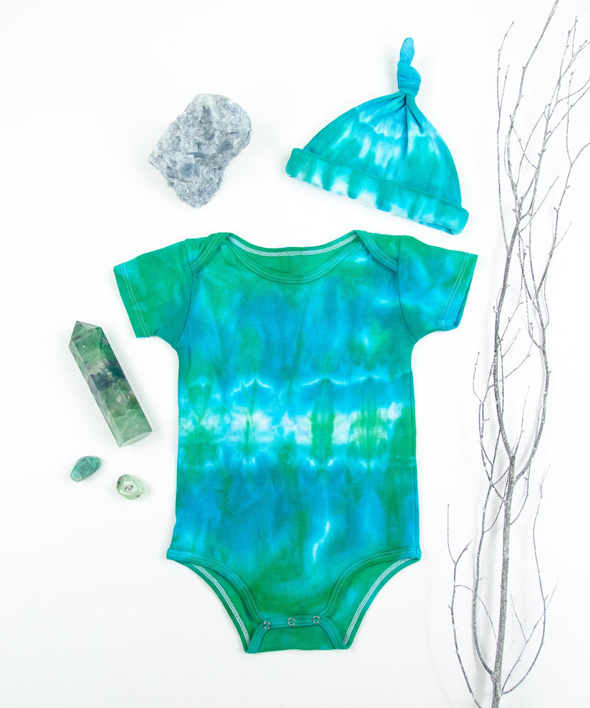 
                
                    Load image into Gallery viewer, Organic tie dye baby bodysuit and hat by Akasha Sun.
                
            