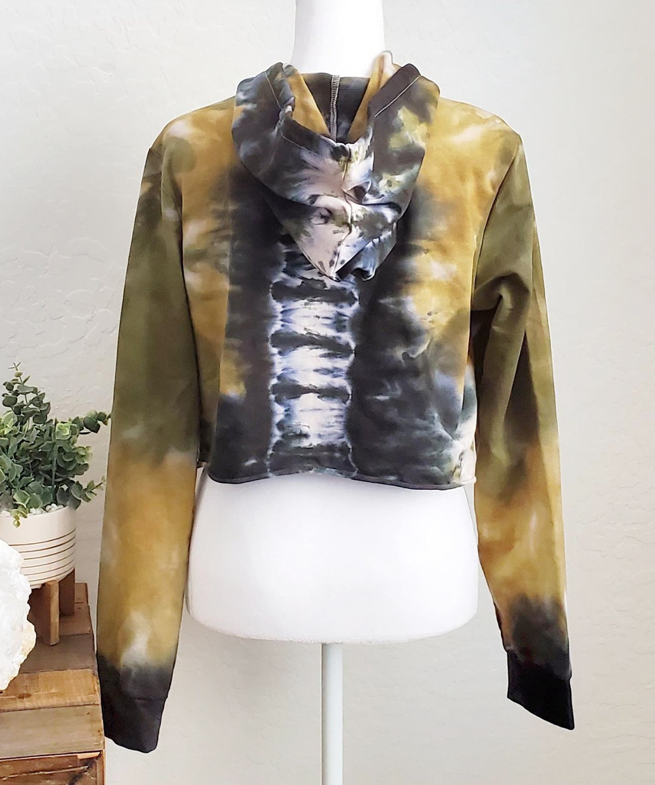 Green and black tie dye hoodie crop top with long sleeves.