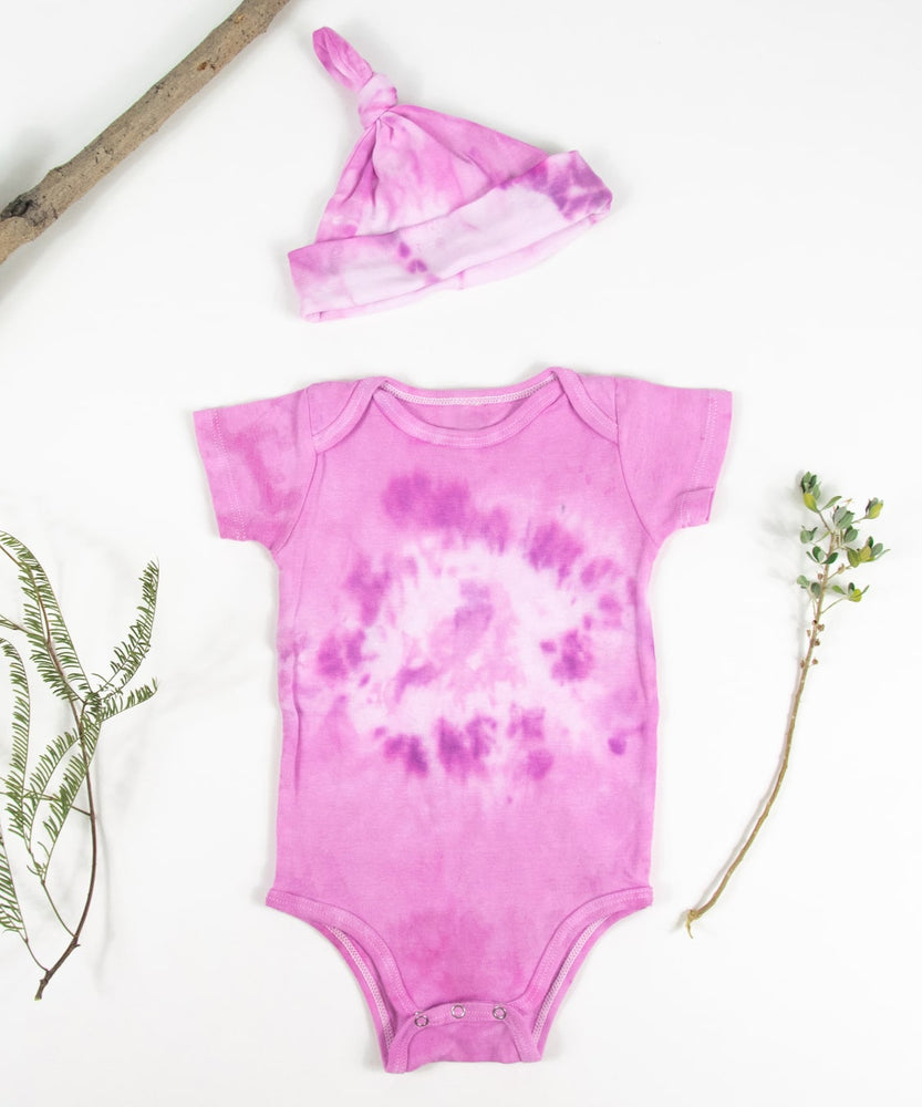 
                
                    Load image into Gallery viewer, Organic cotton baby bodysuit and hat set in pink.
                
            