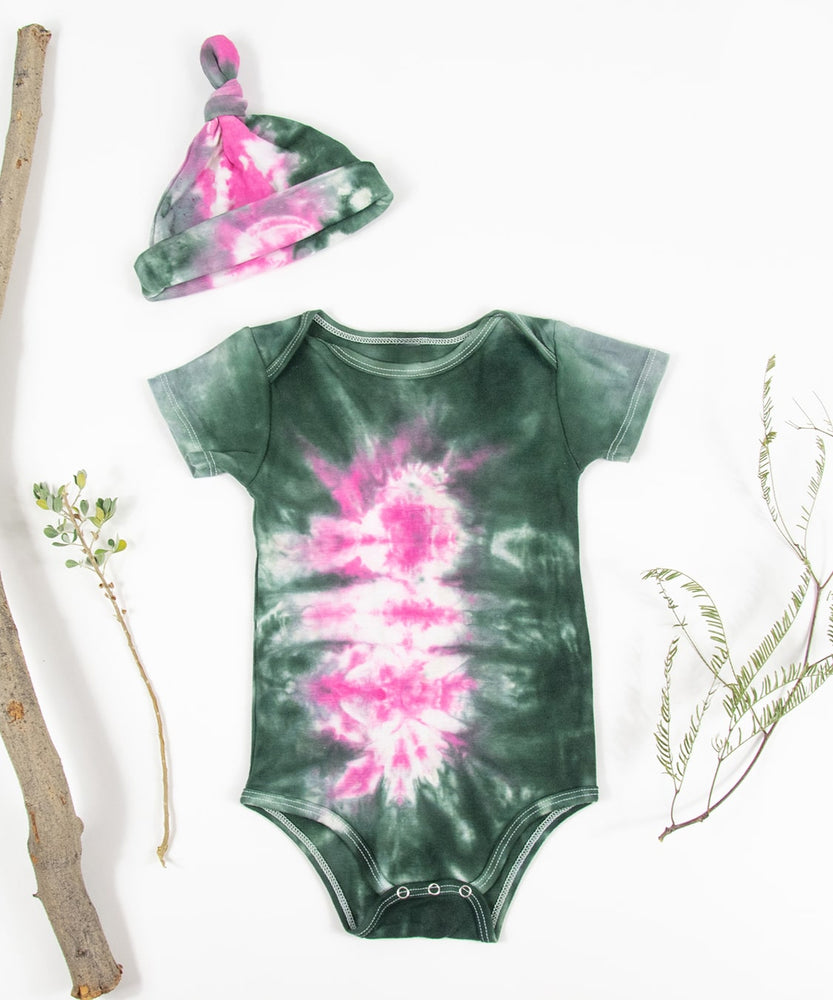 
                
                    Load image into Gallery viewer, Tie Dye Green and Pink Bodysuit and Hat Baby Set made of organic cotton.
                
            